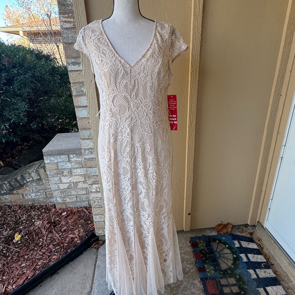 Chic Lace V-Neck Maxi Dress in Cream